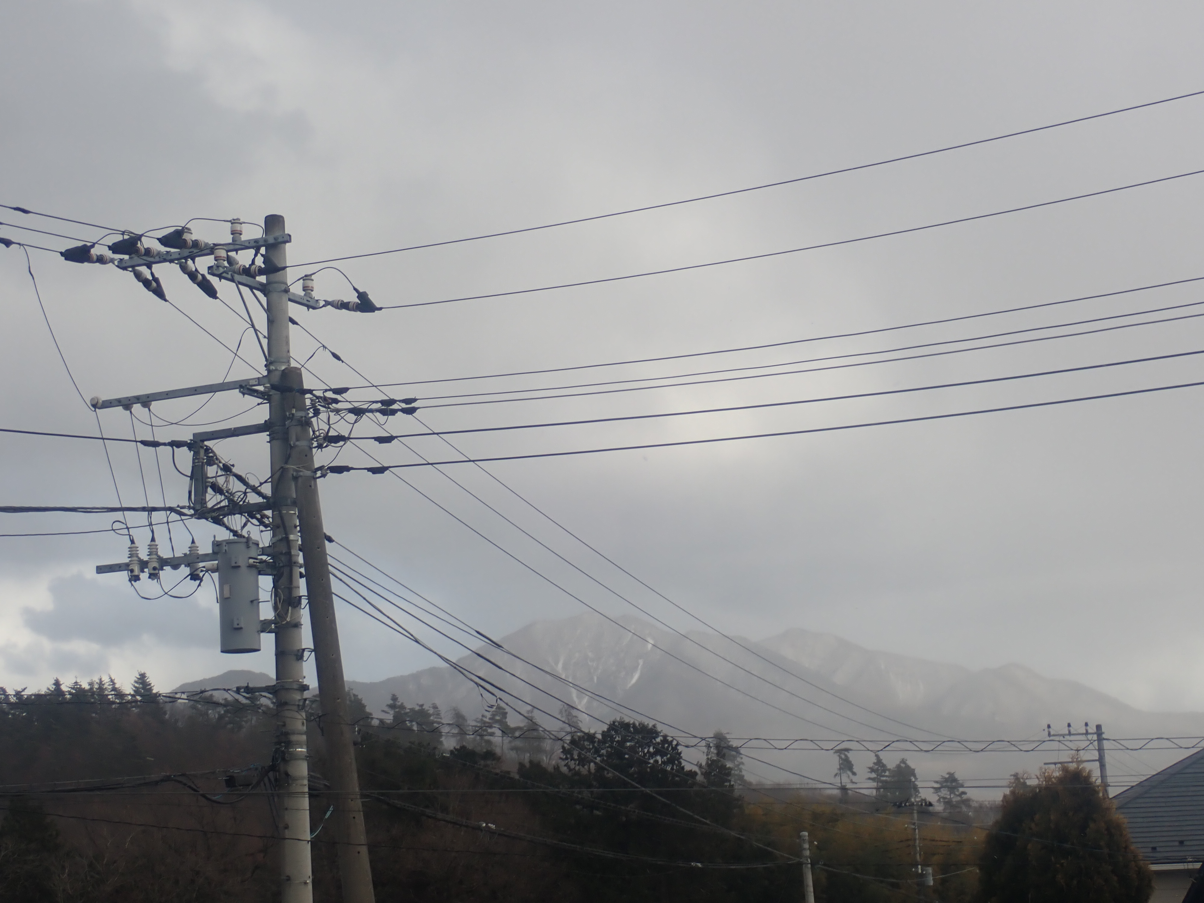 2階ベランダより、粉雪が舞い、雪化粧の茅ヶ岳