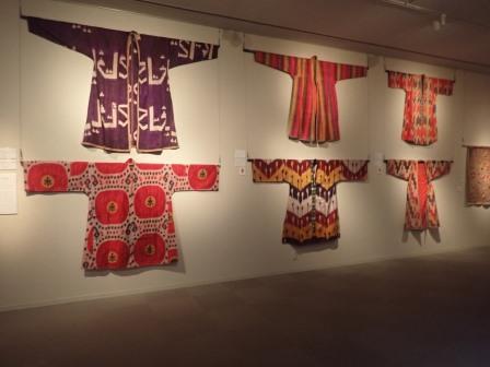 平山郁夫シルクロード美術館　ウズベキスタンのコート（上）とシャツ（下）