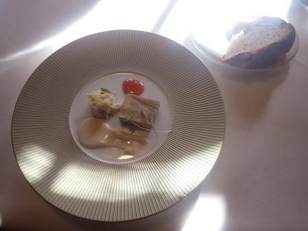 冷たい前菜　フォワグラと津金リンゴのテリーヌ