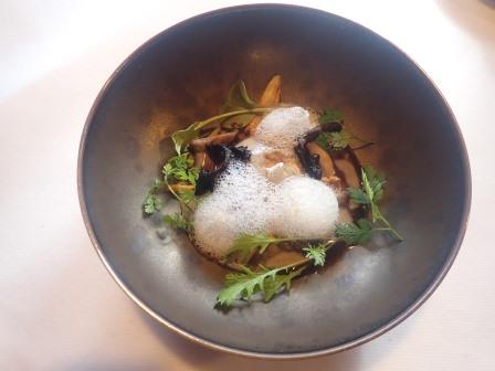 暖かい前菜　八ヶ岳の半熟卵ときのこ