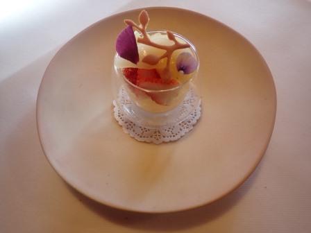 デザート　八ヶ岳のヨーグルトムースと季節のフルーツ添え