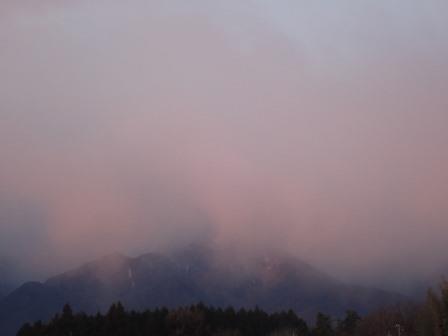 朝7時、日の出前の西の空は南アルプスに雲がかかり曇りの予感