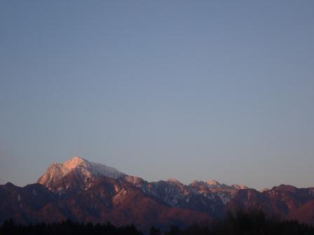 朝7時、雲一つない青空に、雪を抱く甲斐駒ヶ岳