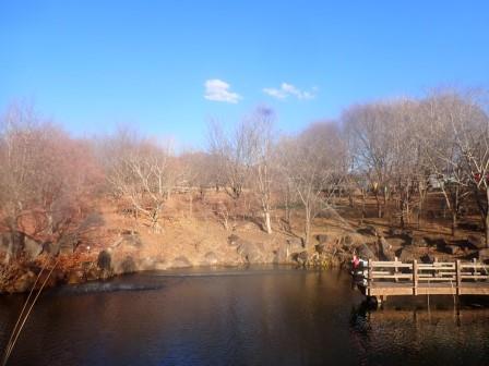 ハイジの村　両端から水が弧を描いて噴き出ているのだが、これも噴水・・・