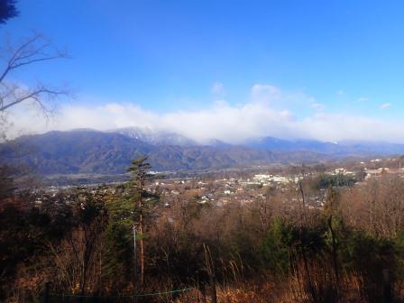 9:18　山梨県韮崎市　穂坂自然公園　最初のView Point、雲がかかった鳳凰三山と甲斐駒ヶ岳