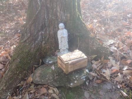 10:49　旧穂坂小学校の通学路に小さな地蔵様