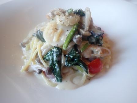 私の頼んだ帆立、牡蛎、つぶ貝のクリームソースのパスタ