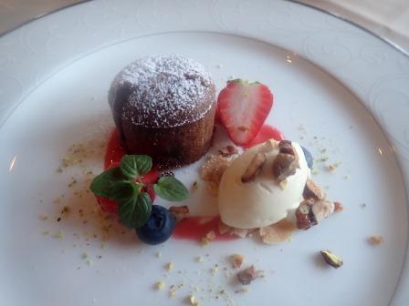 上さんの頼んだデザート　トローリ熱いチョコレートの入ったフォンダンショコラ