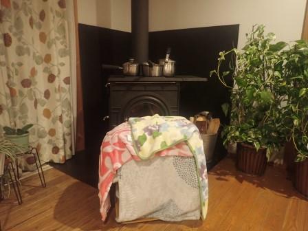 薪ストーブの特等席はパン種席、鍋は煮込み中の南瓜のスープ