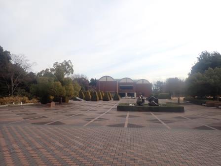 ヘンリー・ムーアの作品が飾られた前庭とその向こうにある文学館