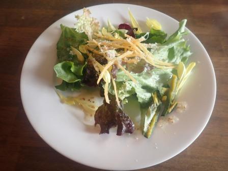 昼食、美術館の向かいにあるイタリアンレストランkinowa、サラダ