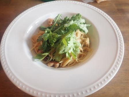 上さんの頼んだ春菊とパンチェッタのオイルベースのパスタ、写真はないがこの後にメインのチキンソテー