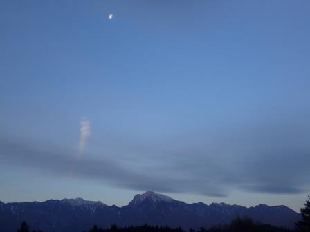 本日朝、甲斐駒ヶ岳に白い月