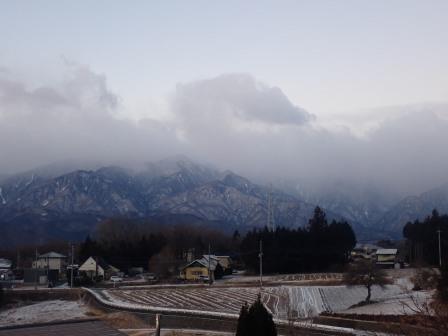 今朝、薄っすらと雪が積もっていた
