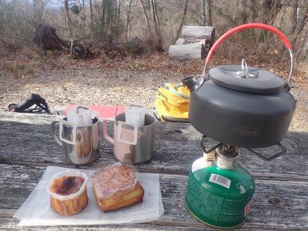 13:56　左がシャトレーゼのガトーフロマージュ、右がブリューレデニッシュ