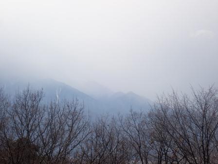14:11　霞む、左が観音岳、右が地蔵岳
