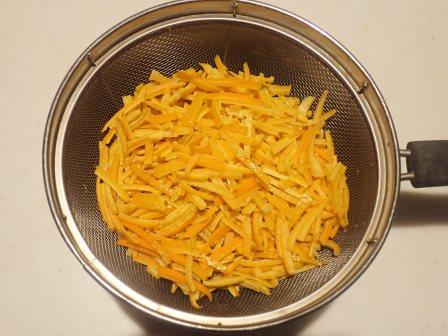 夜なべ仕事、伊予柑の皮でオレンジピールの下拵え