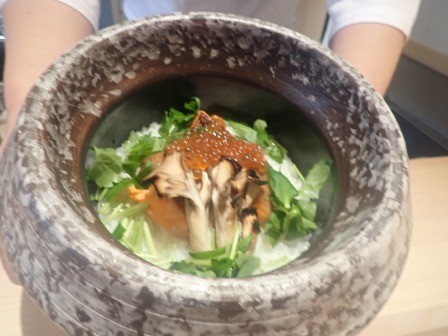 イクラ、舞茸、三つ葉、鮭の混ぜご飯