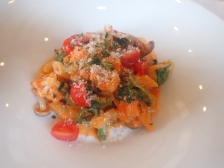 私の頼んだサーモンと季節野菜のトマトクリームソースペンネ