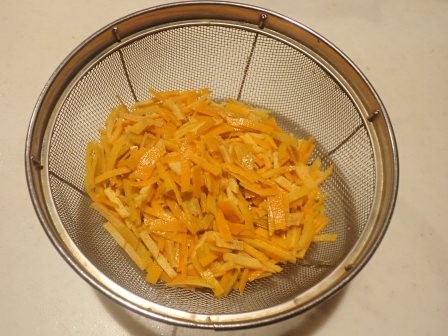 3月2日（日）夜、ホットスポットを見ながら、合間合間のCMでオレンジピールの下拵え