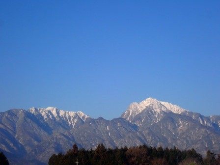 朝食後、青空に甲斐駒ヶ岳
