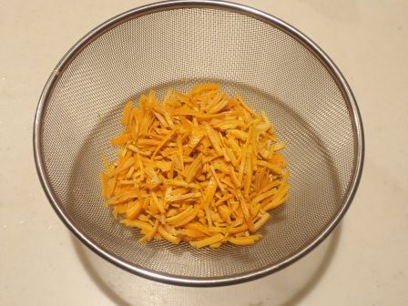 昨日の夜なべ仕事、オレンジピールの下拵え