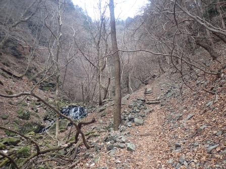 11:31　丸神の滝へ向かう山道