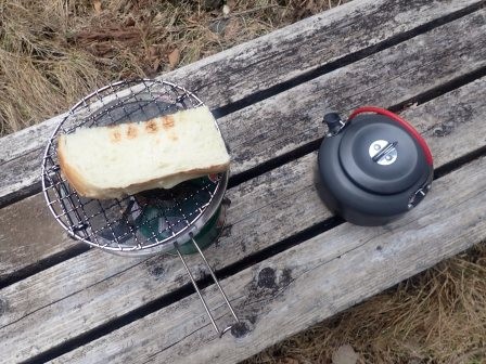 11:50　丸神の滝を見ながら、コーヒーを淹れ持参のハムチーズサンドで一休憩