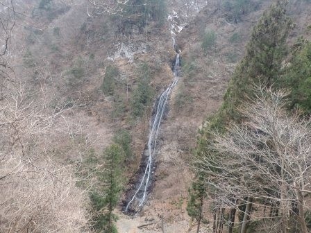 12:20　周回コースを行くと、見晴らし台があり、三段の滝が見渡せる