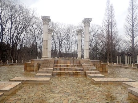 14:34　秩父ミューズパーク　ギリシャ風のオブジェ