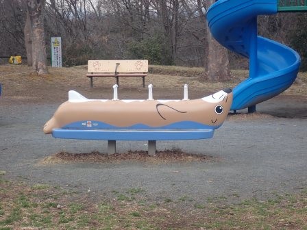 15:45　秩父ミューズパーク　所々に遊戯施設、これはラッコのスイング遊具