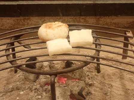 20:29　夕食は囲炉裏端で、イワナの塩焼きや猪鍋などをいただく