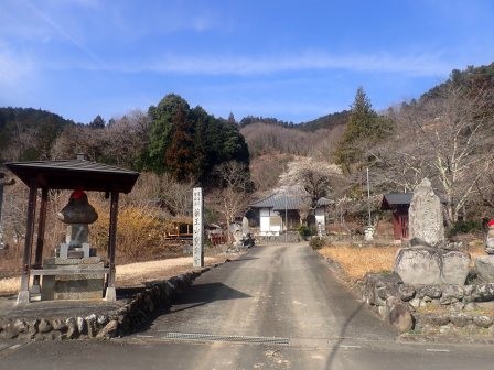 9:23　埼玉県小鹿野町四阿屋山登山　薬王山法泉寺、この先に薬師コースの道標