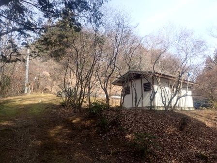 10:08　一度車道に出る、福寿草園・蝋梅園用の駐車場とトイレ