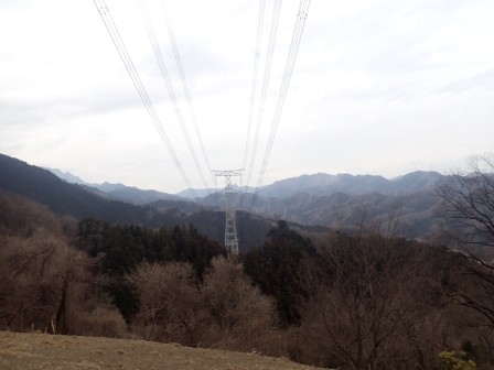 13:02　山並みに送電線
