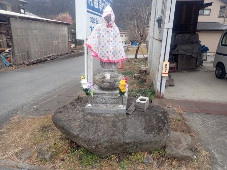 14:15　道の駅両神温泉薬師の湯の道路の向かいにあるレインコートを着たお地蔵さん