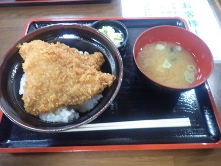 14:36　道の駅で遅い昼食　名物のわらじかつ丼、大きいわらじの様なカツが一枚出て来ると思っていたが、一足だった