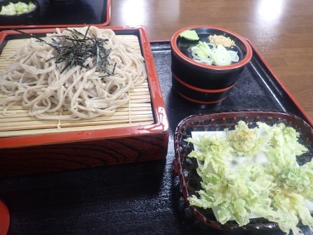 14:36　ざるそばと蕗の薹の天ぷら、ざると書いてあったが、せいろだと思うのだが