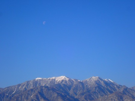 朝、鳳凰三山に薄っすらと下弦の白き月