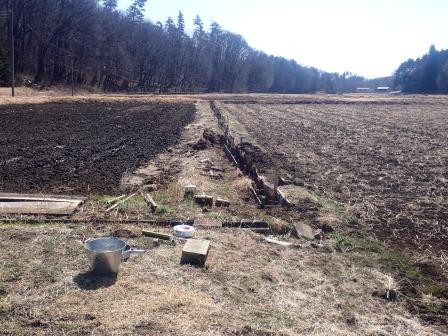 排水路の板三枚分の補修