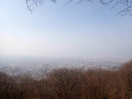 9:27　山梨県甲府市　武田の杜・健康の森　春霞にけぶる甲府盆地
