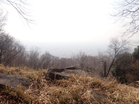 10:26　西の平、富士山が見えるのでベンチがあるのだが、今日は霞の中