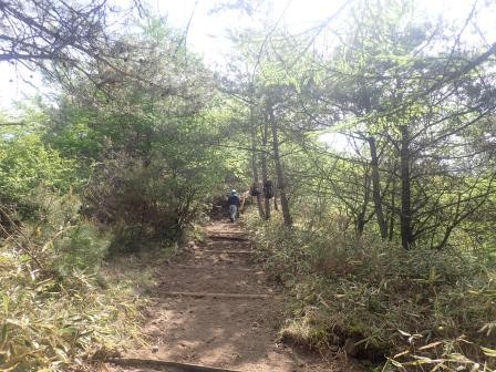 9:23　東屋からの山道は二人の作業員と重機で山道整備を行っていた、感謝