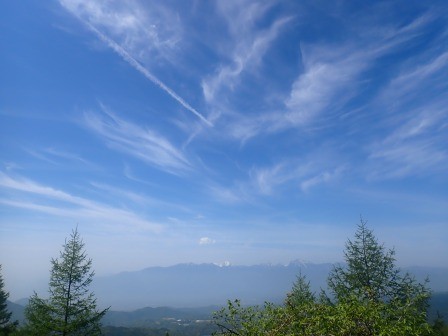 9:25　南アルプス、今日は青空に雲が映える