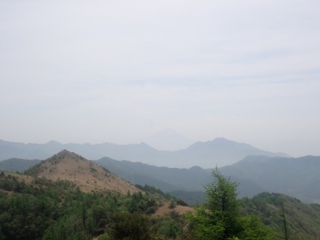 10:56　平沢山より、登った飯盛山と、曲岳と茅ヶ岳、その間に薄っすらと富士山