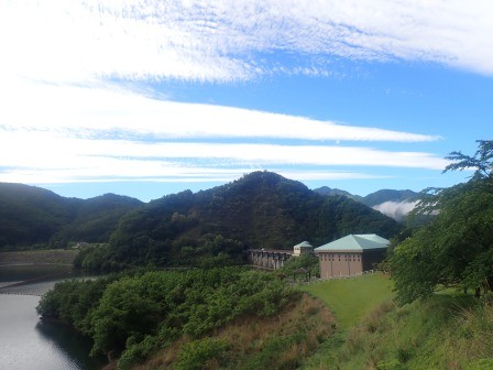 7:25　北杜市、瑞牆山鷹見岩への山行き、途中下車、鹿鳴狭大橋より、みずがき湖と塩川ダム
