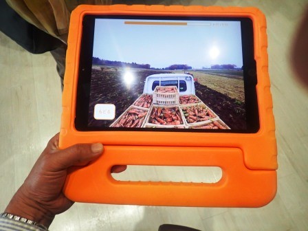 カゴメ富士見工場見学　タブレットでスキャンするとそこの説明が・・・