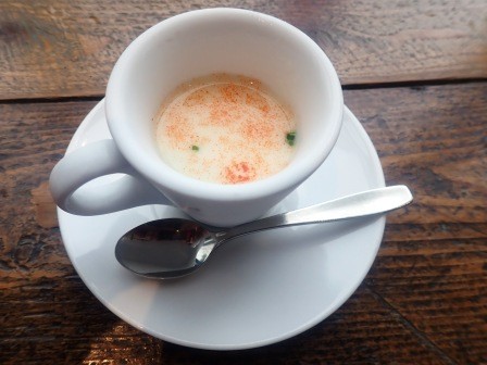 併設のレストラン、イル・ファッジオで昼食、冷製のヴィシソワーズスープ