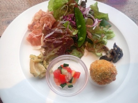 サラダ、ベビーリーフは自宅近くにあるカゴメ農場産	
	 title=