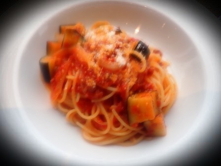 私の頼んだ茄子のアマトリチャーナ、上さんは写真にはないがトマトのパスタ、少しピンボケ